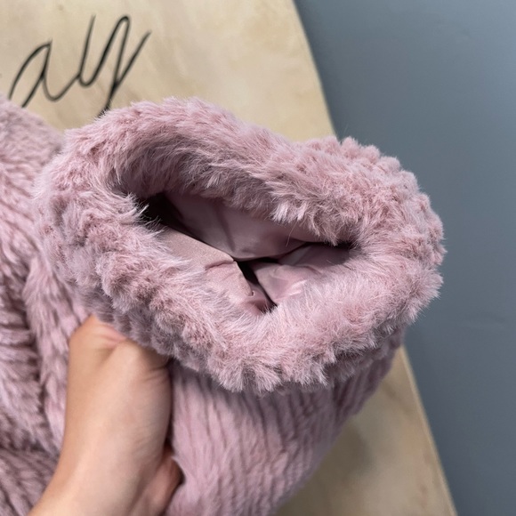 Pink faux fur jacket - Picture 7 of 8